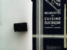 Charger l&#39;image dans la galerie, Mes recettes de cuisine électrique par G.Dumont-Lespine, Édité par la compagnie française Thomson – Houston, 1948.
